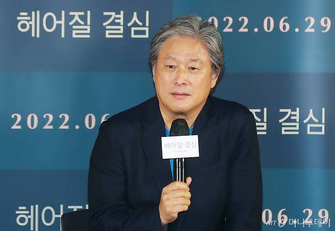 박찬욱 감독이 지난해 6월21일 서울 CGV 용산아이파크몰에서 진행된 영화 '헤어질 결심' 언론시사회에 참석해 질문에 답하고 있다./사진=이동훈 기자 photoguy@