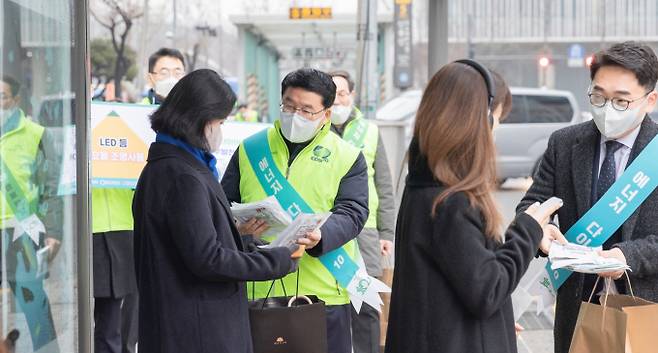 남부발전 이승우 사장(가운데)이 지난 13일 서울 용산역에서 겨울철 에너지절약을 위한 ‘에너지 다이어트 10’ 대국민 캠페인 활동을 펼치고 있다./사진=남부발전