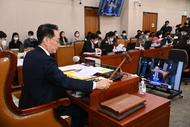 김도읍 법제사법위원회 위원장이 16일 오전 국회에서 열린 법제사법위원회 전체회의 개의를 선언하고 있다. 김동훈 기자