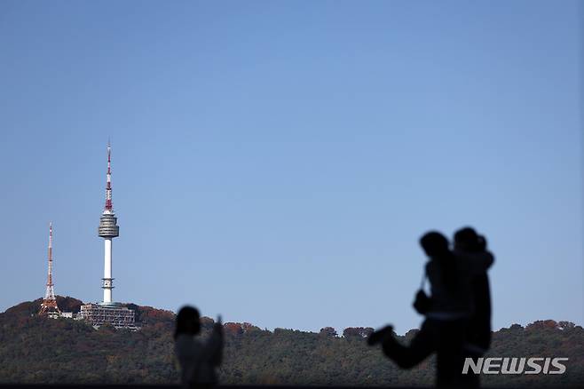 [서울=뉴시스] 백동현 기자 = 맑은 하늘이 드러난 지난해 10월18일 오후 서울 용산구 국립중앙박물관에서 바라본 하늘이 파랗다. 2022.10.18. livertrent@newsis.com