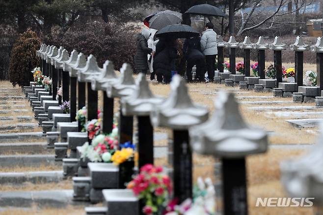 [인천=뉴시스] 백동현 기자 = 설 연휴를 일주일 앞둔 15일 오전 인천 부평구 인천가족공원을 찾은 시민들이 성묘하고 있다. 2023.01.15. livertrent@newsis.com