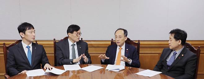 [서울=뉴시스] 추경호(오른쪽 두번째) 경제부총리 겸 기획재정부 장관이 13일 서울 중구 은행회관에서 '거시경제·금융현안간담회'를 개최하고 있다. 왼쪽부터 이복현 금융감독원장, 이창용 한국은행 총재, 추 부총리, 김주현 금융위원장. (사진=기획재정부 제공) 2023.01.13. photo@newsis.com *재판매 및 DB 금지