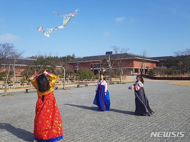 [영암=뉴시스] 전남농업박물관에서 열린 설 민속놀이 연 날리기 체험행사. (사진=전남농업박물관 제공) 2023.01.16. photo@newsis.com