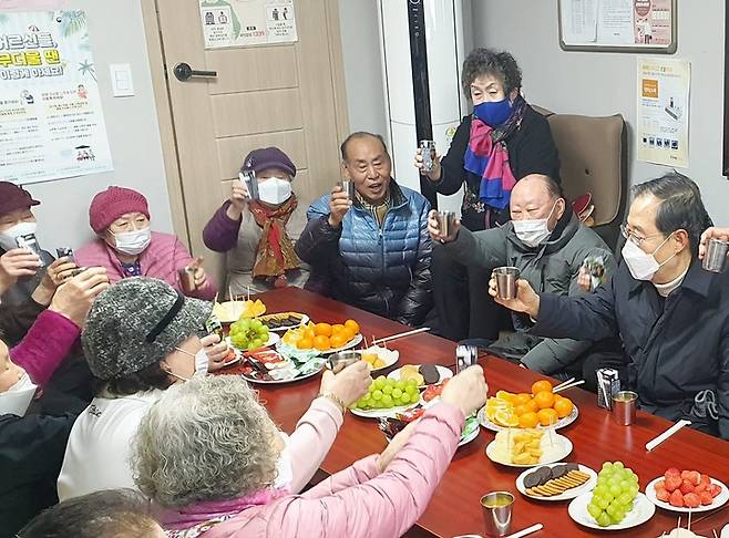 [서울=뉴시스] 한덕수 국무총리는 16일 총리공관이 있는 서울 종로구 삼청동의 주민들을 만나고 이곳에 있는 한 경로당을 찾았다. 한 총리는 "한 마디하라 하셔서 저도 삼청동 주민으로서 ‘우리는 하늘 아래 하나! 우!하!하!’ 외치며 신년 건배사를 했다"고 전했다.  (사진=국무총리실 제공) 2023.01.16. *재판매 및 DB 금지