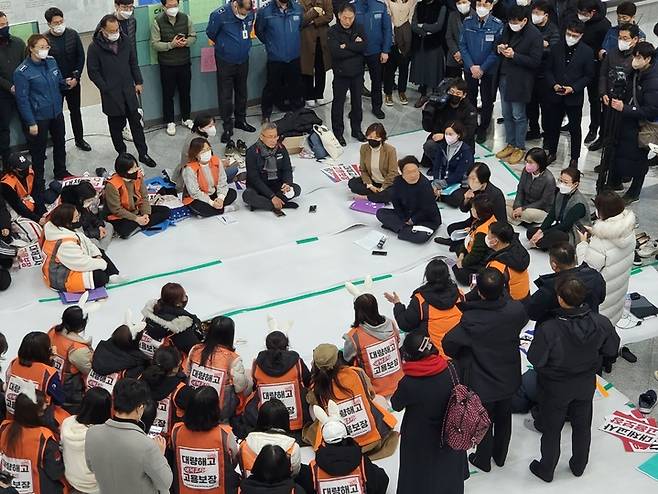 [광주=뉴시스] 구용희 기자 = 16일 오후 광주시청 1층에서 강기정 광주시장과 광주 사회서비스원 소속 보육 대체교사들이 고용 유지와 관련, 대화를 나누고 있다. 2023.01.16. persevere9@newsis.com *재판매 및 DB 금지