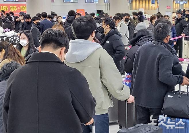 올해 설 연휴 제주 방문 입도객이 지난해보다 줄어들 전망이다. 제주공항내 관광객들.  김대휘 기자