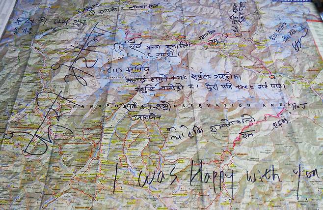 스태프들과 뒤풀이를 하는데 일행 하나가 안나푸르나 지도를 꺼냈다. 우리는 지도에서 자기가 원하는 지역을 찾아서 하고 싶은 말을 적었다.