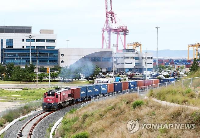 영일만항 인입 철도 화물 열차 [연합뉴스 자료 사진]