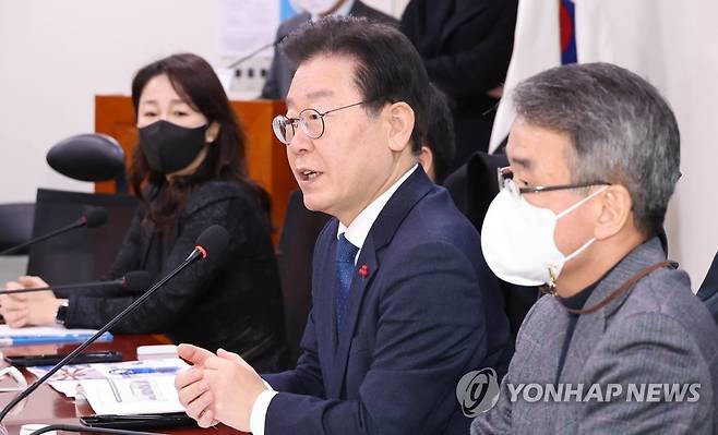 '윤석열 정부 대일외교 진단과 과제' 축사하는 이재명 대표 (서울=연합뉴스) 백승렬 기자 = 더불어민주당 이재명 대표가 16일 국회 의원회관에서 열린 '윤석열 정부 대일외교 진단과 과제' 토론회에서 축사하고 있다. 2023.1.16 srbaek@yna.co.kr