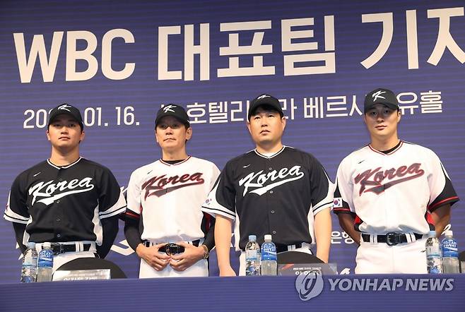 WBC 대표팀 기자회견 (서울=연합뉴스) 신준희 기자 = 16일 강남구 리베라호텔에서 열린 2023 월드베이스볼클래식(WBC) 대표팀 기자회견에서 이강철 감독과 선수들이 기념촬영을 하고 있다. 왼쪽부터 고우석, 이 감독, 양의지, 김하성.
    한국은 3월 9일 일본 도쿄돔에서 WBC 본선 1라운드 B조 첫 경기 호주전에 나선 뒤 일본, 체코, 중국과 차례대로 맞붙는다. 2023.1.16 hama@yna.co.kr