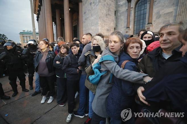 지난 9월 상트페테르부르크에서 푸틴 러시아 대통령의 부분 동원령에 반대하며 시위를 벌이는 시위대 [EPA 연합뉴스 자료사진. 재판매 및 DB 금지]