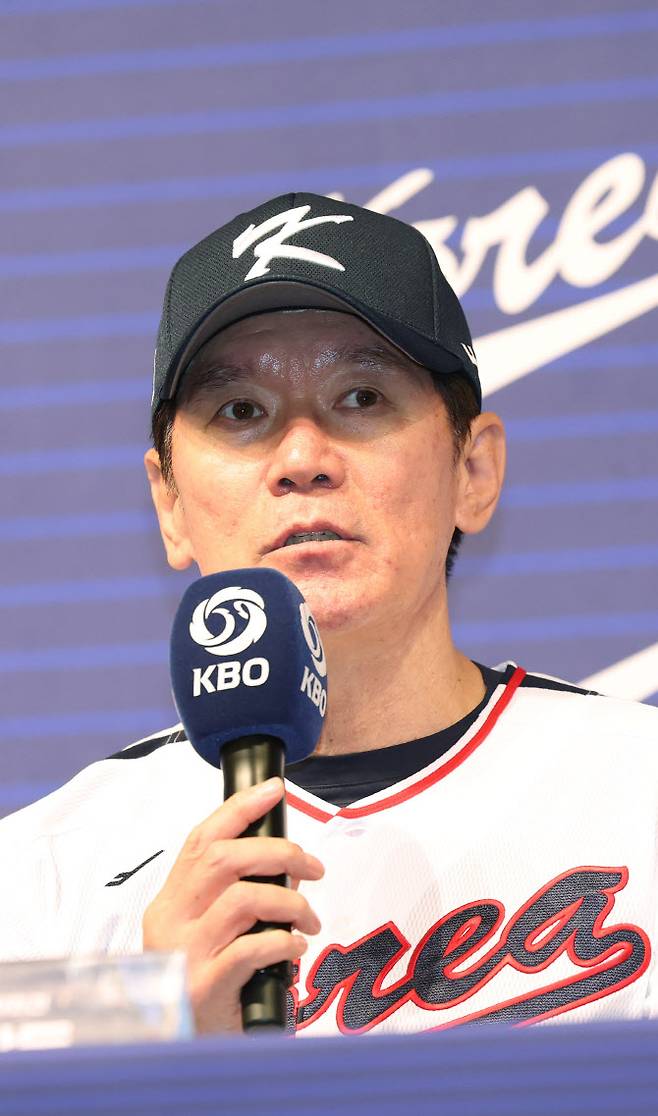 16일 강남구 리베라호텔에서 열린 2023 월드베이스볼클래식(WBC) 대표팀 기자회견에서 이강철 감독이 각오를 말하고 있다.   한국은 3월 9일 일본 도쿄돔에서 WBC 본선 1라운드 B조 첫 경기 호주전에 나선 뒤 일본, 체코, 중국과 차례대로 맞붙는다. 사진=연합뉴스