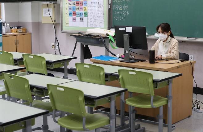 지난해 9월 경기 화성시의 한 학교에서 교사가 원격수업을 하고 있다. (사진=뉴스1)