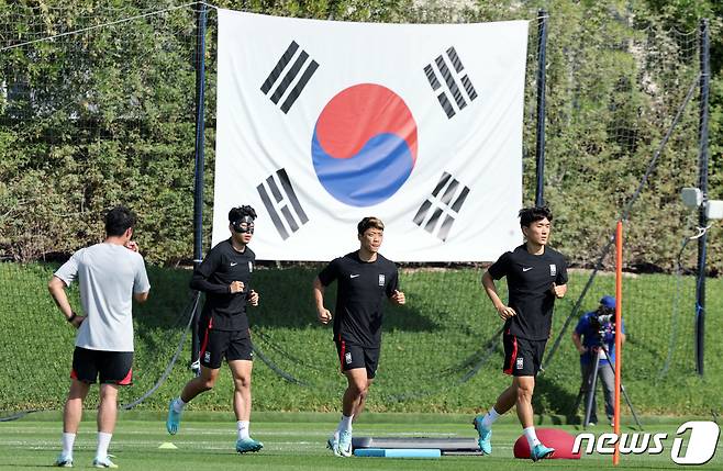 대한민국 축구대표팀 손흥민과 황희찬, 황인범이 4일 오전(현지시간) 카타르 도하 알에글라 트레이닝센터에서 훈련을 하고 있다. 2022.12.4/뉴스1 ⓒ News1 이동해 기자