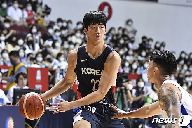 대한민국 남자농구 대표팀 여준석이 18일 오후 경기 안양 실내체육관에서 열린 'KB국민은행 초청 2022 남자농구 국가대표 평가전' 필리핀과의 2차전에서 드리블을 하고 있다. (대한민국농구협회 제공) 2022.6.18/뉴스1