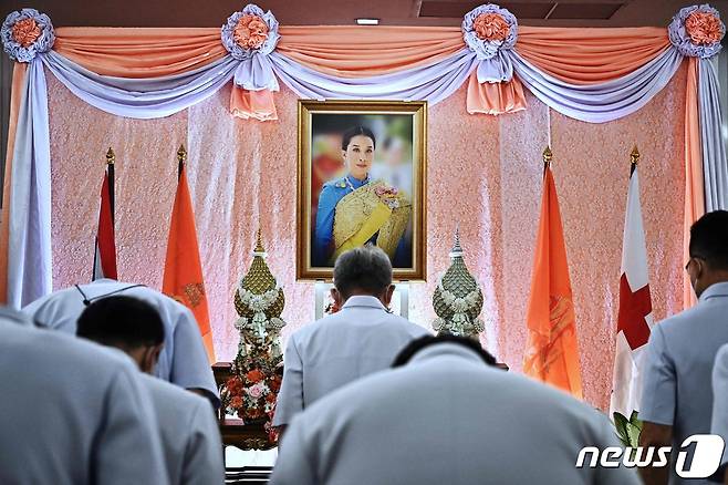 16일(현지시간) 태국 방콕 쭐랄롱꼰 병원에서 입원 중인 팟차라끼띠야파 나렌티라텝파야와디(44) 공주의 빠른 쾌유를 위해 사람들이 병원 내 마련된 공간에서 기도를 하고 있다. 2022.12.16 ⓒ AFP=뉴스1 ⓒ News1 정윤미 기자