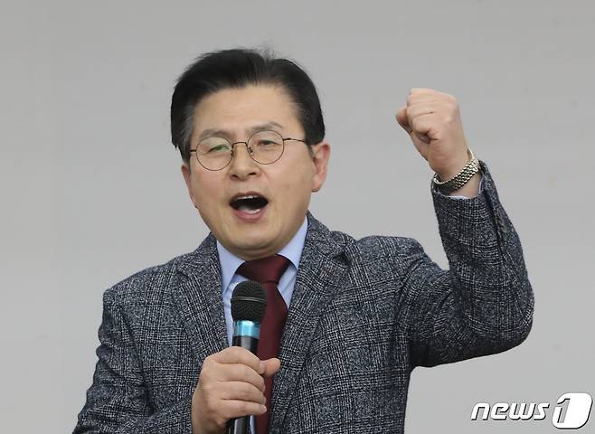 황교안 전 자유한국당 대표가 10일 오후 경기 수원시 장안구 국민의힘 경기도당에서 열린 신년 인사회에서 당원들에게 인사말을 하고 있다. 2023.1.10/뉴스1 ⓒ News1 김영운 기자