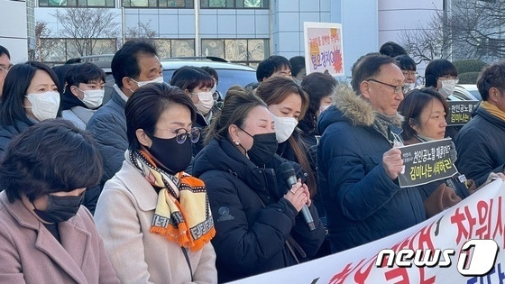 지난해 12월15일 경남 창원시의회 앞에서 이태원 참사 희생자 유족들이 김미나 창원시의원의 사퇴를 촉구하는 기자회견을 연 가운데 한 유족이 발언을 하며 눈물을 흘리고 있다.2022.12.15/뉴스1 강정태 기자