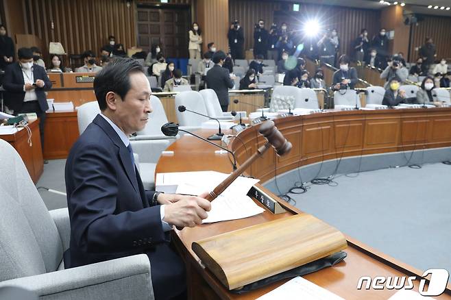 우상호 국회 용산 이태원 참사 진상규명과 재발방지를 위한 국정조사특별위원장이 17일 서울 여의도 국회에서 열린 제402회 국회(임시회) 국조특위 제9차 전체회의에서 의사봉을 두드리고 있다.. 2023.1.17/뉴스1 ⓒ News1 허경 기자