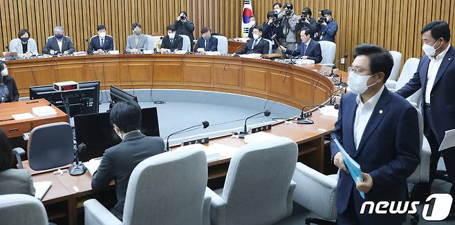 우상호 국회 용산 이태원 참사 진상규명과 재발방지를 위한 국정조사특별위원장이 17일 서울 여의도 국회에서 열린 제402회 국회(임시회) 국조특위 제9차 전체회의에서 의사봉을 두드리고 있다. 국민의힘 위원들은 이상민 행정안전부 장관 등이 이태원 참사에 책임이 있다는 보고서 내용에 동의할 수 없다며 보고서 채택에 반발하며 퇴장했다. 2023.1.17/뉴스1 ⓒ News1 허경 기자