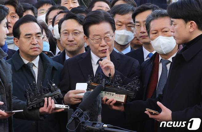 이재명 더불어민주당 대표가 성남FC 후원금 의혹 관련 조사를 받기 위해 10일 오전 경기 수원지방검찰청 성남지청에 출석하며 입장을 밝히기에 앞서 지지자들한테 조용히 해 줄 것을 요구하고 있다. 제1야당 현직 대표가 검찰에 피의자 신분으로 출석하는 것은 헌정 사상 처음이다. 2023.1.10/뉴스1 ⓒ News1 사진공동취재단