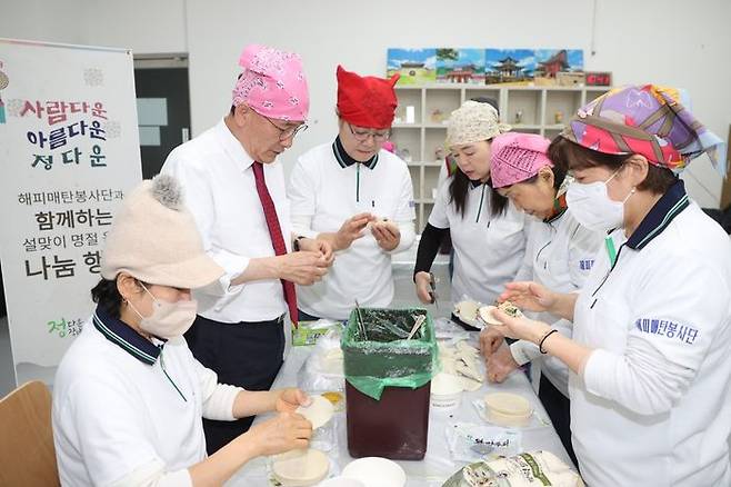 김기정 수원시의회 의장이 17일 해피매탄봉사단과 함께 만두를 빚고 있다.ⓒ수원시의회 제공