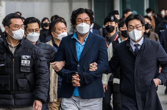 김성태 전 쌍방울 회장이 17일 오전 인천국제공항 제1여객터미널을 통해 귀국, 검찰 수사관에게 체포돼 공항을 나가고 있다. ⓒ데일리안 김민호 기자