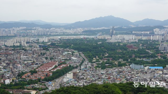 한강을 중심으로 남북으로 들어선 아파트 단지.  ‘한강뷰’ 를 위해 강북 아파트는 주로 남향을 선호하고, 강남 아파트는 북향을 선호한다. 안영배 기자 ojong@donga.com