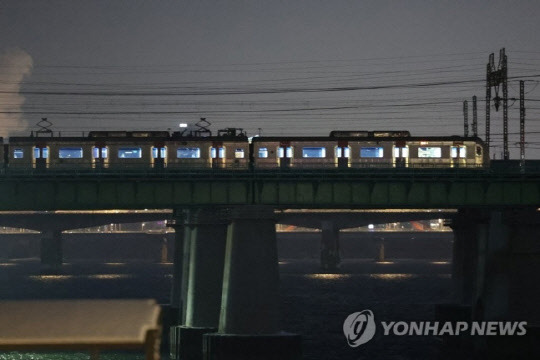 지난해 12월 15일 오후 서울 용산역에서 노량진역으로 향하던 지하철 1호선 차량에 고장이 발생해 승객들이 한강철교 위에 멈춰 선 차량에 갇히는 등 큰 불편을 겪었다.