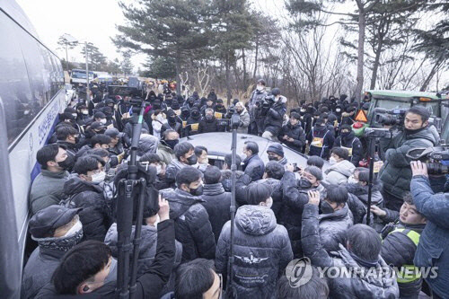 17일 오전 인천시 중구 스카이72 골프앤리조트 앞에서 강제집행을 시도하려는 인천지법 집행관실 관계자들과 이를 막으려는 임차인 측의 용역업체 및 일부 보수단체 회원들이 충돌하고 있다. [사진공동취재단, 영종도=연합뉴스]