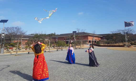 전남농업박물관이 계묘년 설 연휴인 오는 21일부터 4일간 농경문화체험관 일원에서 연날리기<사진> 등 '설 명절 민속놀이 체험행사'를 풍성하게 진행한다. 사진=전남농업박물관 제공