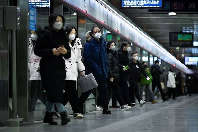 17일 중국 베이징의 한 지하철 역에서 승객들이 내리고 있다. 베이징/AFP 연합뉴스