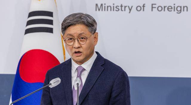 임수석 외교부 대변인이 17일 오후 서울 종로구 외교부에서 열린 정례브리핑에서 '한ㆍ이란 관계'에 대한 취재진 질문을 받은 뒤 답하고 있다. 연합뉴스