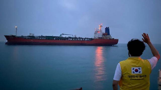 2021년 4월 9일 이란 반다르압바스항 인근 라자이항에서 출항하는 한국 케미호를 향해 주이란 한국대사관 김재우 부영사가 손을 흔들고 있다. 외교부 제공