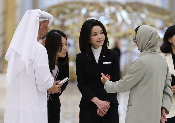 김건희 여사는 전날 무함마드 대통령의 모친과 만찬을 했다. 사진은 김 여사가 만찬에 앞서 아부다비 대통령궁을 둘러보는 모습. [뉴시스]