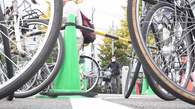 자전거로 출근하는 일본전자 주식회사 직원들.