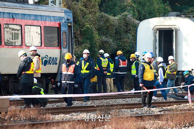 지난해 11월 6월 서울 영등포역으로 진입하던 무궁화호 열차가 선로를 이탈하면서 승객 30여 명이 다치는 사고가 일어났던 사고 현장에서 7일 복구 작업이 이뤄지고 있다. 이준헌 기자