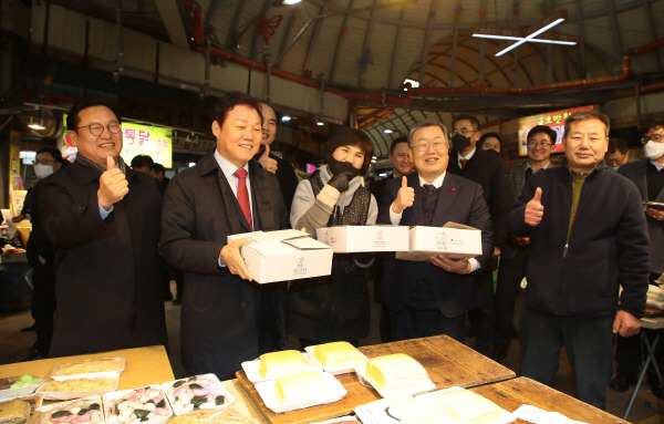 박완수 경남지사가 17일 밀양시에서 열린 도민과의 대화의 행사에 앞서 밀양 아리랑 시장을 방문해 박일호  시장과 함께 구입한 상품을 들어보이고 있다. 밀양시 제공