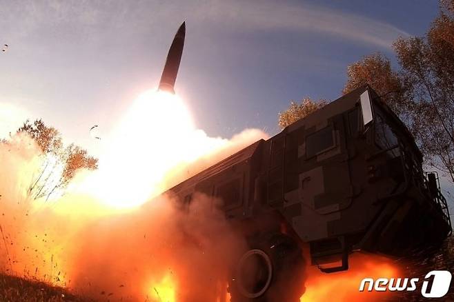 (평양 노동신문=뉴스1) = 북한 노동당 기관지 노동신문은 10일 김정은 총비서의 지도 하에 전술핵운용부대들의 군사훈련을 실시했다고 보도했다. 신문은 "나라의 전쟁억제력과 핵반격능력을 검증 판정하며 적들에게 엄중한 경고를 보내기 위한 조선인민군 전술핵운용부대들의 군사훈련이 9월25일부터 10월9일까지 기간에 진행되었다"라고 전했다. [국내에서만 사용가능. 재배포 금지. DB 금지.]