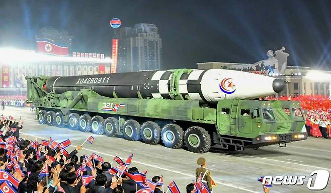 (평양 노동신문=뉴스1) = 북한 노동당 기관지 노동신문은 30일 김정은 당 총비서가 북한군 최고사령관으로 추대된 11주년을 기념했다. 사진은 열병식에 등장했던 북한 대륙간탄도미사일(ICBM) 화성-17형.   [국내에서만 사용가능. 재배포 금지. DB 금지.]