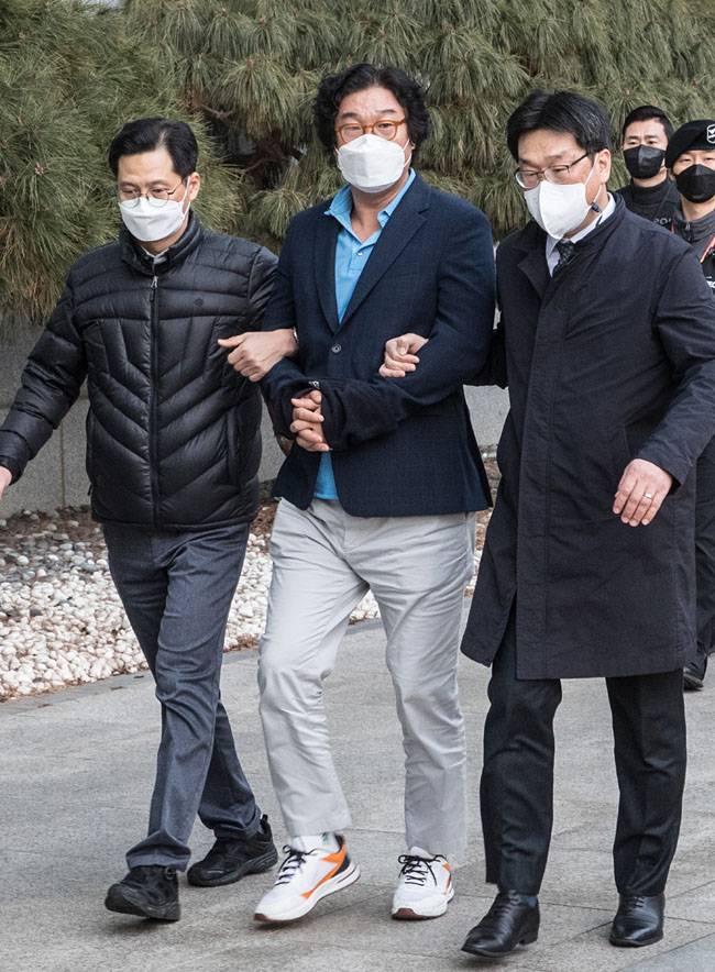 8개월간 도피 끝에 태국에서 붙잡힌 김성태 전 쌍방울그룹 회장이 17일 인천국제공항을 통해 입국, 호송차량으로 이동하고 있다. 공동취재사진