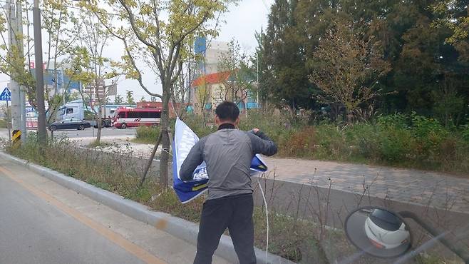 [전주=뉴시스]  = 불법 현수막 철거 모습.(사진=전주시 제공) *재판매 및 DB 금지