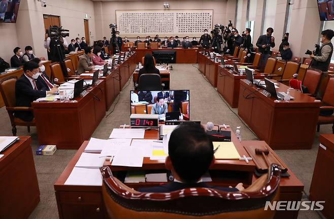 [서울=뉴시스] 이영환 기자 = '간호법 제정안'이 법안 심사 기간이 길어지는 경우가 많아 '법안의 무덤'이라고 불리는 법안심사제2소위원회(2소위)로 회부됐다. 사진은 김도읍 국회 법제사법위원회 위원장이 지난 16일 오후 서울 여의도 국회에서 야당의원들이 퇴장한 채로 법제사법위원회 전체회의를 주재하고 있는 모습. 2023.01.17. 20hwan@newsis.com