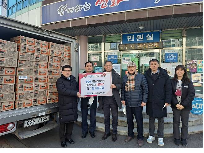 포항 늘사랑교회(담임목사 최득섭, 좌측 두번째)와 둥지복지재단(이사장 한중석, 좌측 네번째)은 17일 우창동 행정복지센터를 방문해 어려운 이웃들에게 전달해달라며 라면 150상자를 전달했다. 포항시 제공