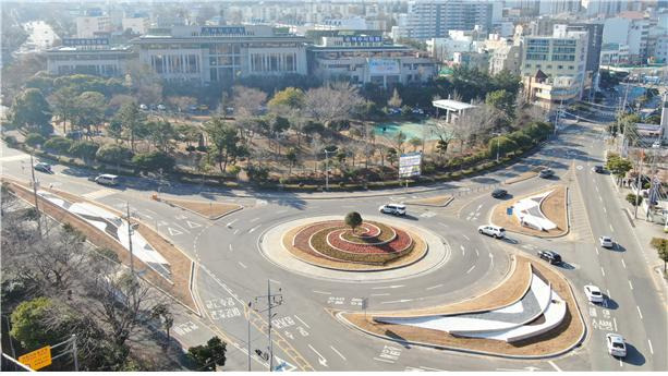 ▲여수시의회 앞 로터리의 삭막한 교통섬이 도심 속 정원으로 새 단장해 눈길을 끌고 있다. ⓒ여수시