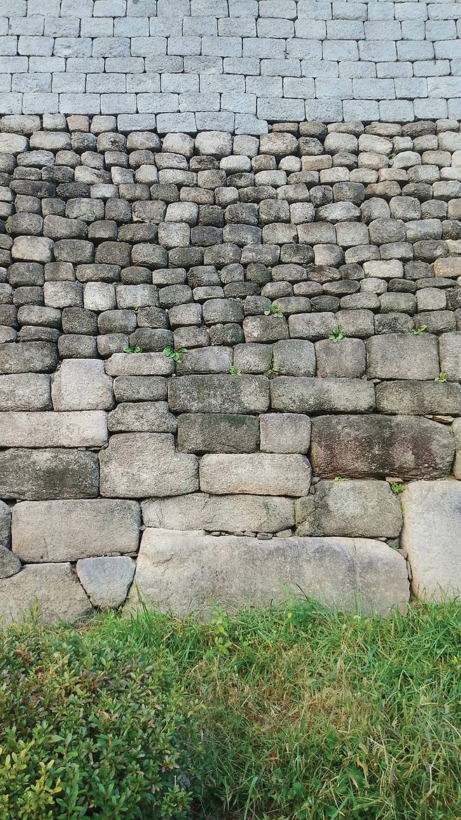 한양성곽의 돌들은 '중첩 도시' 서울의 한 상징이다.