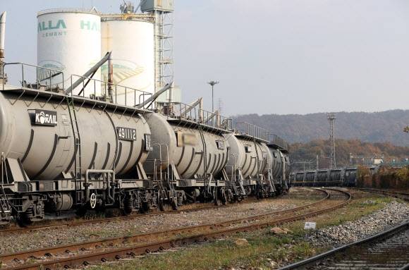 지난해 11월8일 오후 경기도 의왕시 오봉역 선로에 시멘트 열차들이 멈춰서 있다. 2022.11.8 연합뉴스