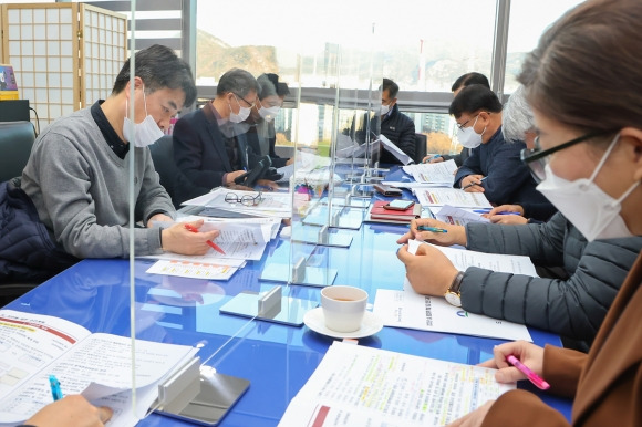 서울 도봉구 직원들이 ‘2023년 설날 종합대책’ 관련 특별 점검 회의를 하고 있다. 도봉구 제공