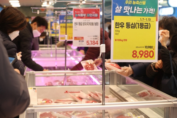 설 성수품 한우 전년 보다 저렴 - 설 연휴를 앞두고 성수품으로 꼽히는 한우와 사과, 배 가격이 1년 전보다 낮은 수준을 유지하고 있다. 반면 한파 영향 등으로 상추와 오이 가격은 전년대비 30% 이상 비싼 것으로 나타났다. 사진은 11일 서울의 한 대형마트. 2023.1.11 연합뉴스