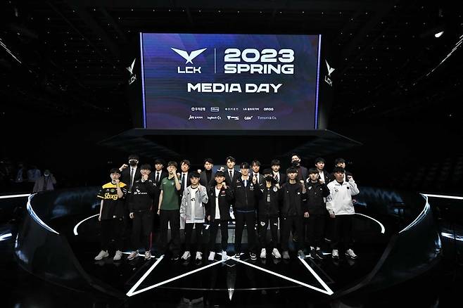 지난 12일 서울 종로구 롤파크에서 열린 ‘2023 LCK 스프링’ 개막 미디어데이에 참가한 10개 팀 감독과 선수들이 선전을 다짐하고 있다. |LCK